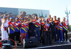 Asec. Hernandez (third from right), together with PSC Chairperson William Ramirez (center) and other dignitaries and officials strike a pose after the handing over of the baton to the Lao PDR, the next host of the #RisingTogether Baton Run.