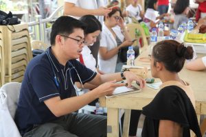 Volunteer doctors from the East Avenue Medical Center (EAMC) and Philippine Children’s Medical Center (PCMC) provide free consultation. 