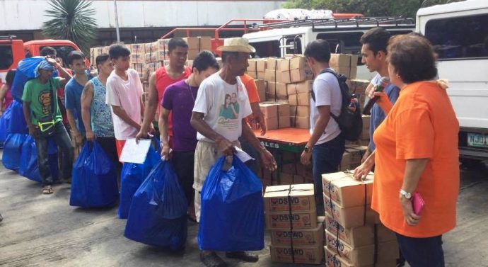 DSWD, LGU distribute relief assistance to Mandaluyong fire survivors