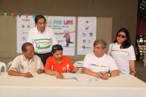 Sec. Orogo (middle) signs the Memorandum of Agreement with POPCOM Executive Director Juan Antonio Perez (right) and FSCAP National President Romeo Alan Jr. (left). Also in photo are (standing) FSCAP- NCR Chapter President Jorge Banal and DSWD-Community Programs and Services Bureau Director Rosalie Dagulo. 